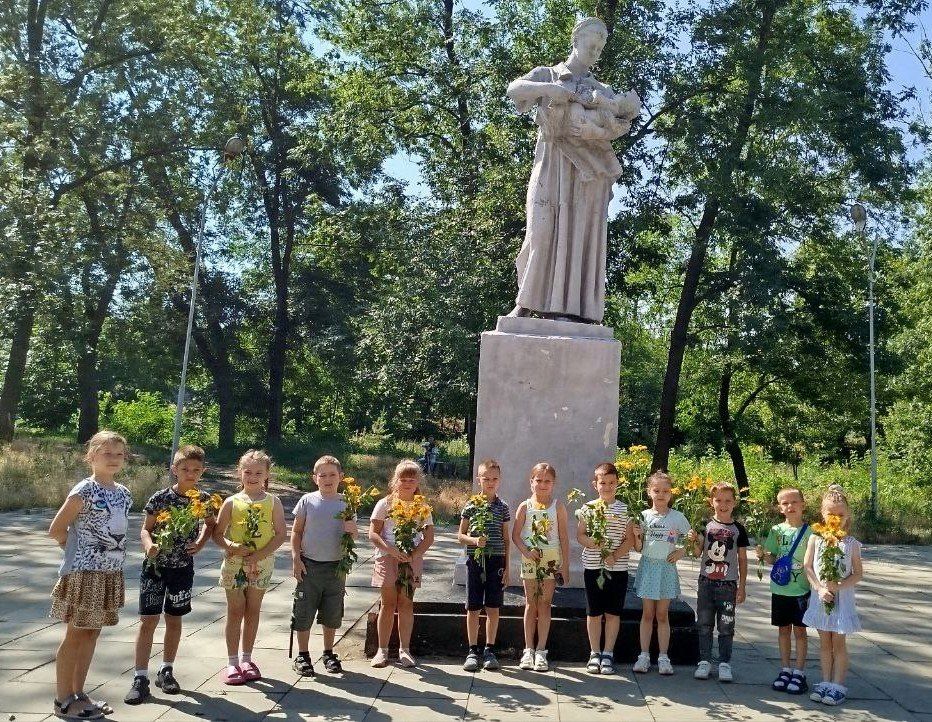 8 июля, в рамках партийного проекта «Крепкая семья» в Советском районе Макеевки состоялось возложение цветов, приуроченное к празднику светлых и искренних чувств, отражающему российские ценности – Дню семьи, любви и верности