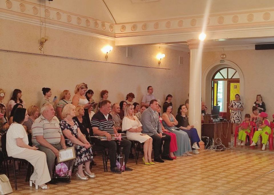 Игорь Лызов: На праздничном мероприятии, посвященном Дню семьи, любви и верности вручил грамоты за крепость семейных устоев, основанных на взаимной любви и верности, достойное воспитание детей семьям: супругам Бутко Борису...