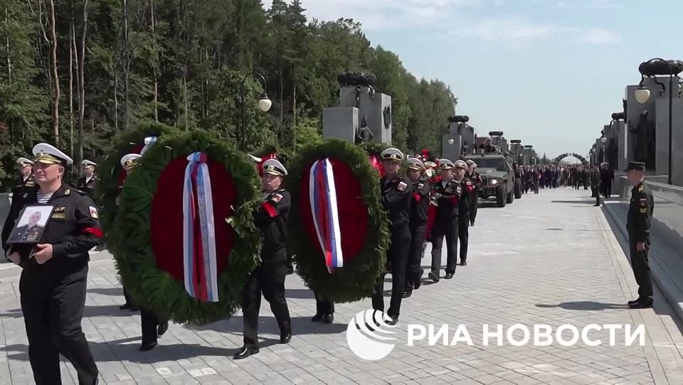 Церемония прощания с погибшим в Курской области замглавкома ВМФ России Михаилом Гудковым прошла на Федеральном военном мемориале, сообщили в Минобороны