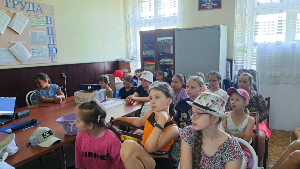 Виктория Жукова: 8 июля сотрудники библиотеки для юных воспитанников ЦДЮТ провели беседу «Мы - одна семья»