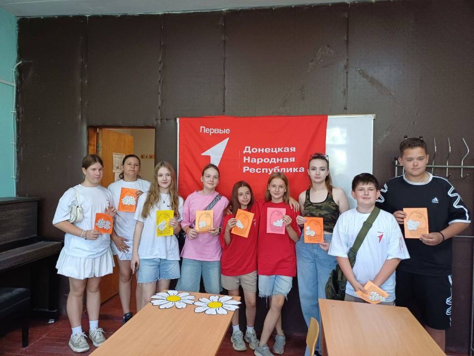 «Ромашек белый хоровод». В День семьи, любви и верности сотрудники МБУ &quot;Городской библиотеки&quot; г.о. Иловайск провели для читателей и активистов Движения Первых творческую мастерскую «Ромашек белый хоровод» по изготовлению...