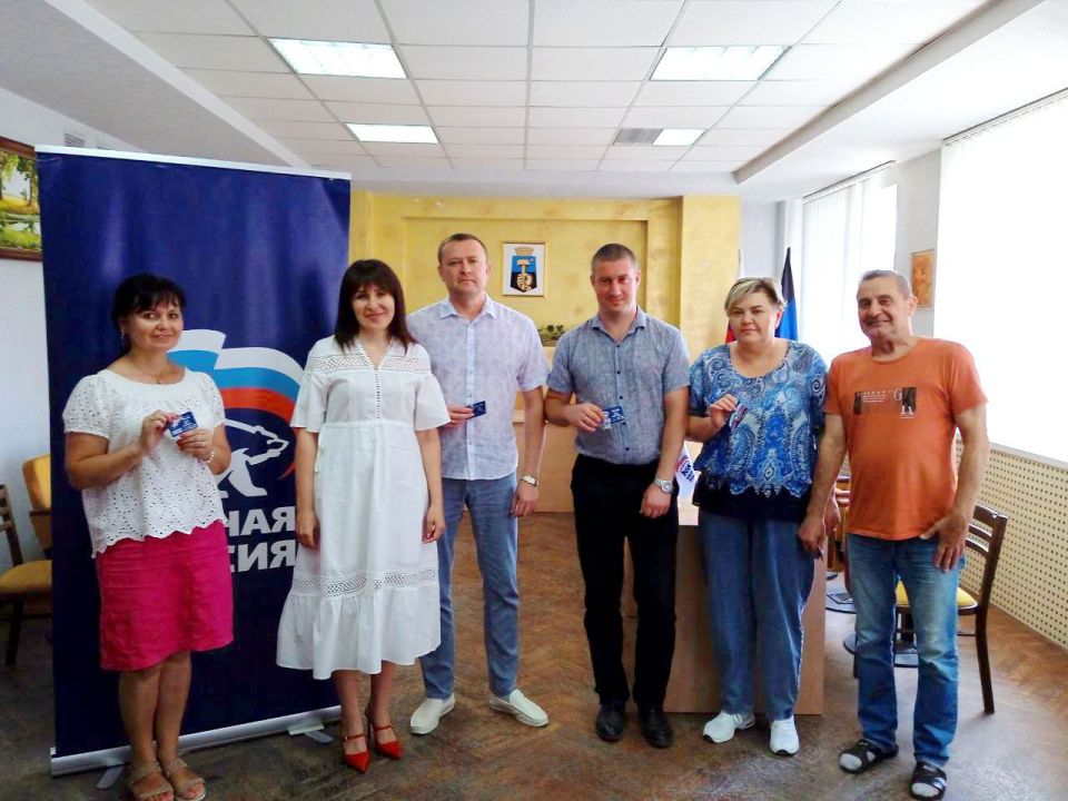 Вручение партийных билетов партии &quot;ЕДИНАЯ РОССИЯ&quot;