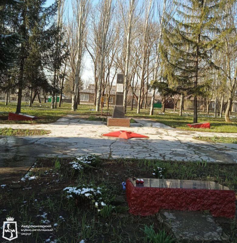 Игорь Лызов: Продолжаем рубрику памятники Великой Отечественной войны: Братская могила в Новоамвросиевском