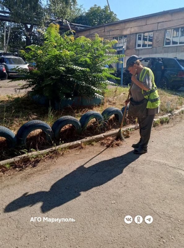 «Мариупольжилкомплекс» выполнил уборку придомовых территорий в трех районах города