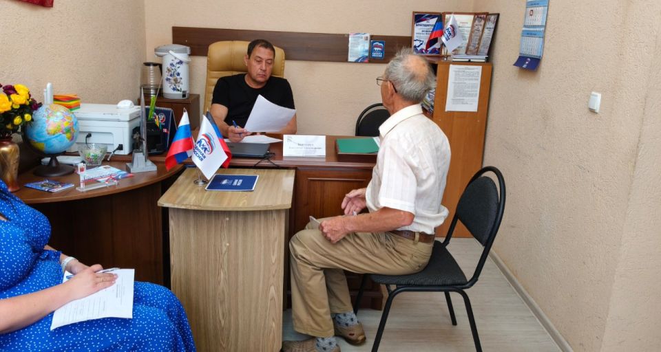 Константин Зинченко: На связи с гражданами. Провел прием граждан в Волновахском отделении общественной приемной Единой России совместно с представителями профильных управлений и отделов администрации Волновахского...