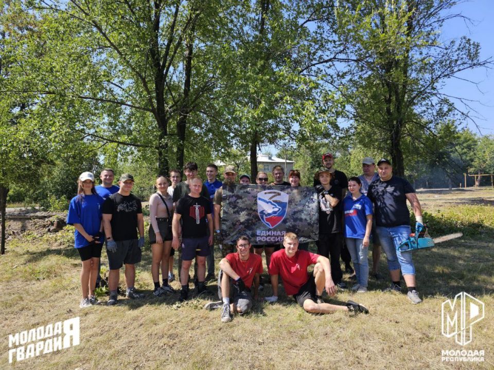 Потрудились на славу. Активисты Молодёжки продемонстрировали свою любовь к родному городу, приняв активное участие в субботнике