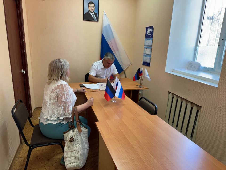 9 июля депутат Народного совета ДНР первого созыва Николай Зайченко провёл приём граждан в Общественной приемной Председателя партии «Единая Россия» Червоногвардейского района г.о. Макеевка