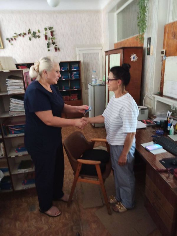 Секретарь ПО № 499 Иловайского местного отделения Всероссийской Политической Партии «ЕДИНАЯ РОССИЯ» Лисовина Елена Анатольевна провела встречу с активом, вручила партийные билеты новым членам партии и раздала газеты