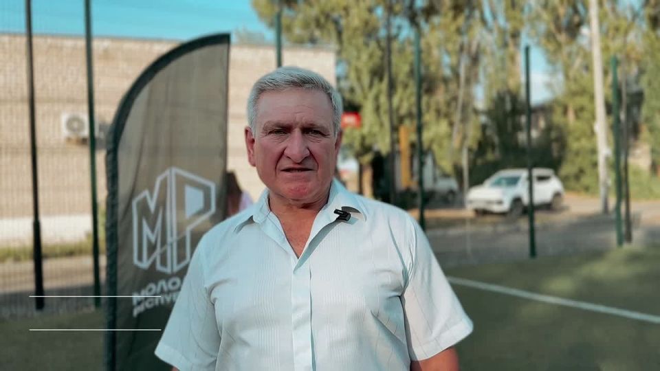 Устроили творческий взрыв. Активисты Старобешевского штаба Молодёжки организовали для маленьких жителей посёлка мастер-класс в честь Дня любви, семьи и верности