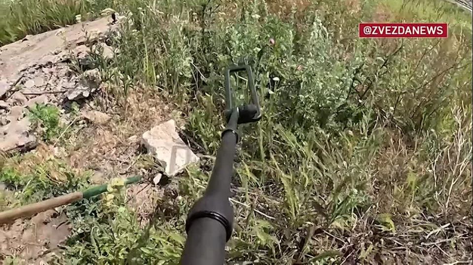 Украинские боевики минируют кладбища при отступлении из ДНР, рассказали российские саперы