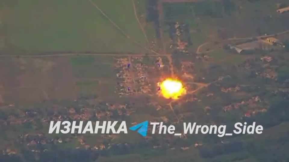 Российские военные лётчики с помощью объёмно-детонирующей ОДАБ-1500 стёрли с лица земли пункт управления дронами 100-й ОМБр ВСУ в н. п. Плещеевка на Константиновском направлении в ДНР, сообщает Telegram-канал "Изнанка"
