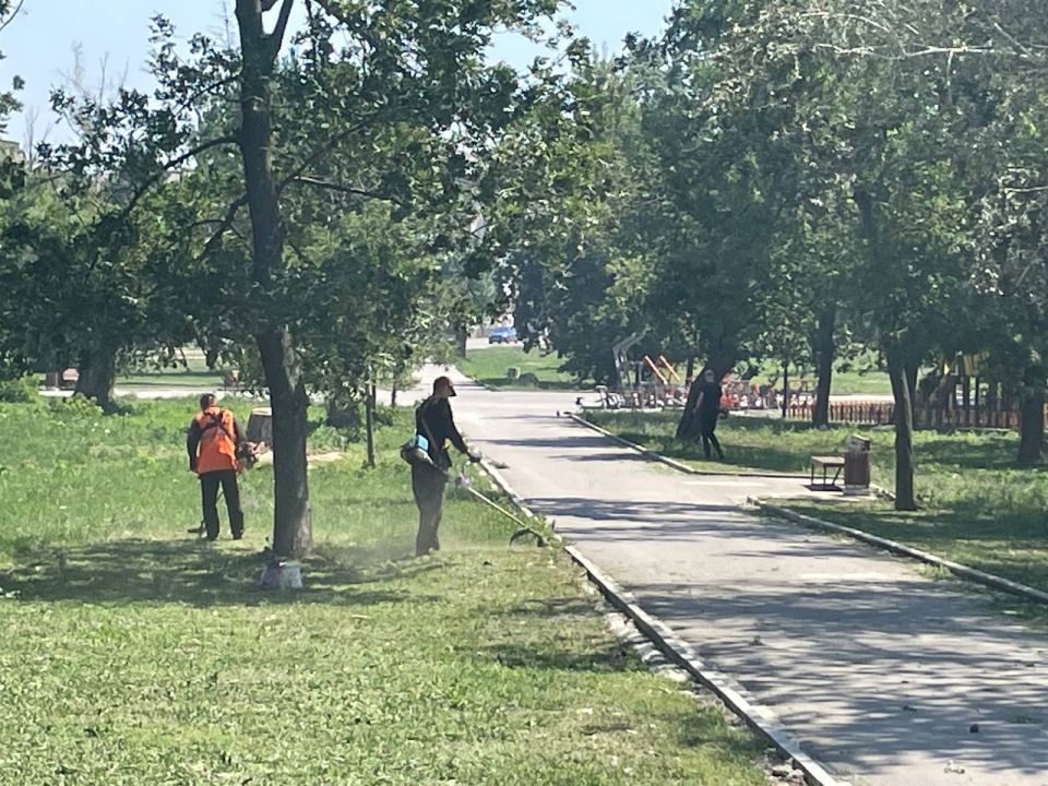 В Кировском внутригородском районе продолжаются работы по благоустройству