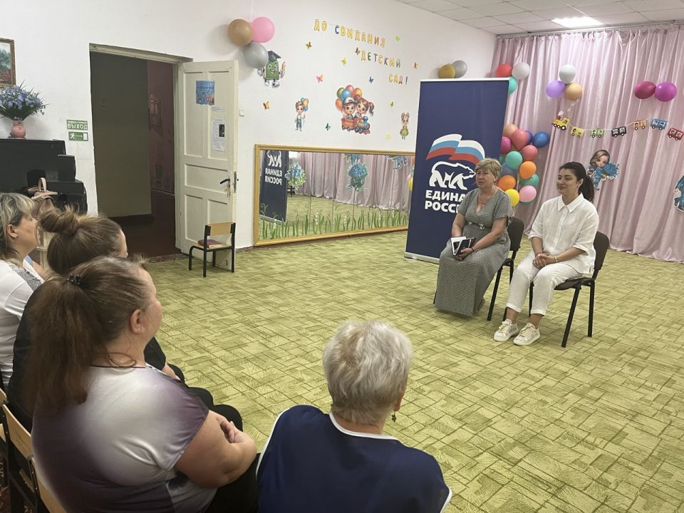 Сегодня, 9 июля, прошла встреча руководителя Управы Пролетарского внутригородского района Администрации городского округа Донецк Елены Рязанцевой с трудовым коллективом дошкольного учреждения «Детский сад № 101...