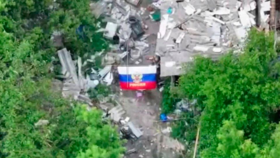 Военные РФ подняли флаг над поселком Толстой в ДНР: видео