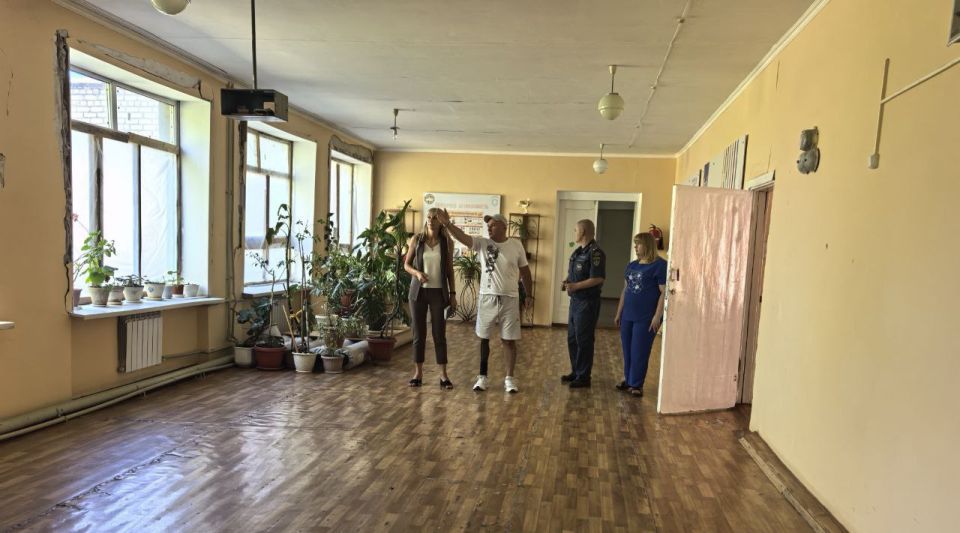 Первый заместитель главы администрации Ясиноватского муниципального округа Рачек Юлия Михайловна вместе с начальником отдела надзорной деятельности и профилактической работы Ясиноватского муниципального округа управления...