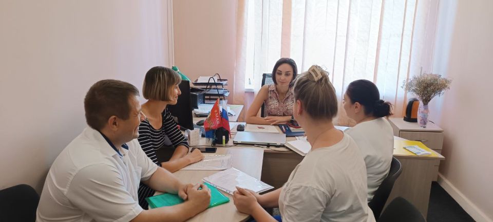 Управляющий делами администрации Ясиноватского муниципального округа провела встречу с активными жителями по вопросу создания ячеек ТОС