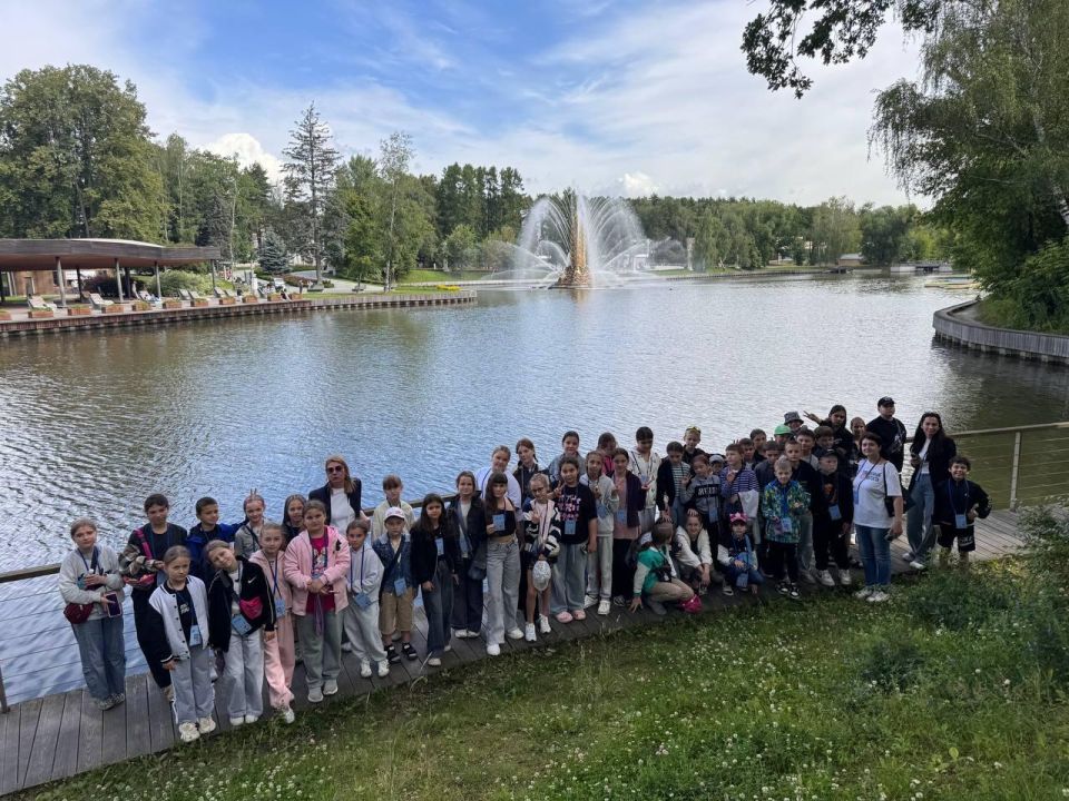 Николай Михайлов: Увлекательная поездка юных самодеятельных художников в Москву прошла для ребят из Старобешевского округа