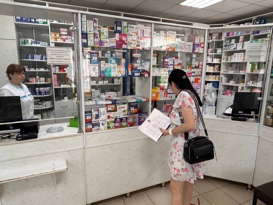 09.07.2025 г. сотрудниками администрации Ясиноватского муниципального округа был проведен мониторинг работы аптек в г. Ясиноватая