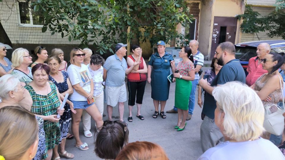 Продолжаются сходы с жителями Ленинского района города Донецка