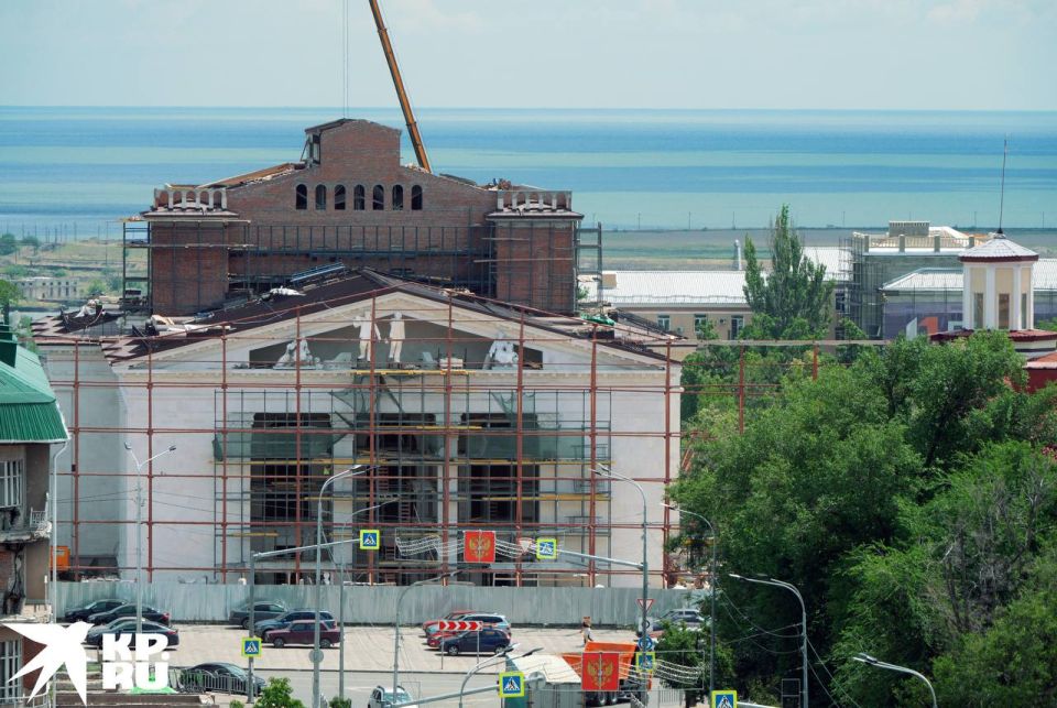 В Мариупольском драмтеатре продолжаются восстановительные работы: установлена четвёртая из девяти отреставрированных скульптур (крайняя слева)