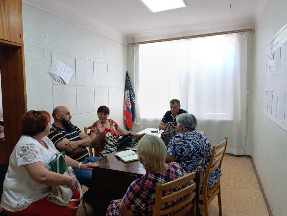 На прием к первому заместителю главы администрации Амвросиевского муниципального округа Борису Бутко поступили обращения от жителей города и округа