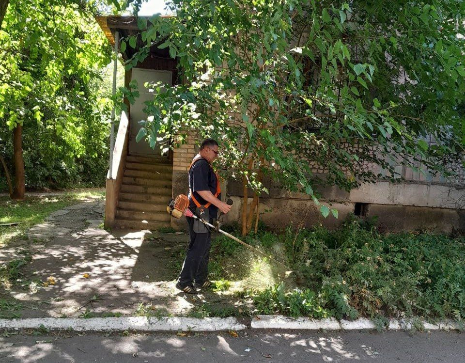 В Кировском внутригородском районе продолжаются работы по покосу травы