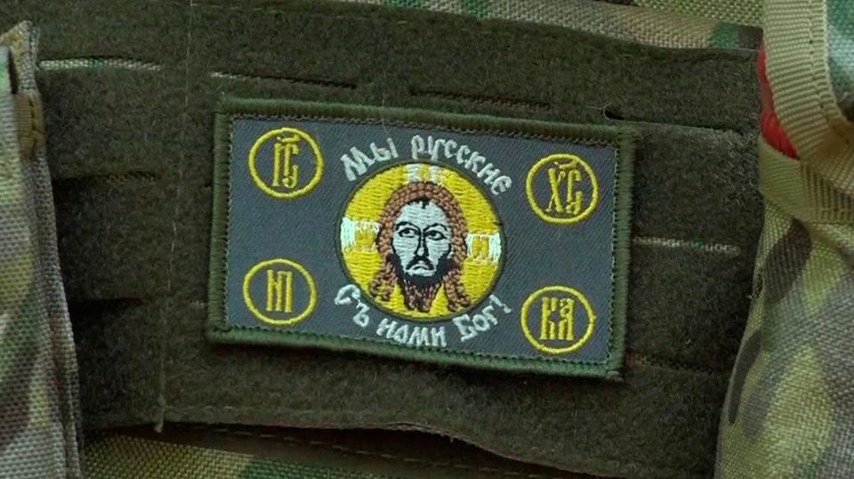 «Чтобы тебя хранил» — военкор Первого канала подарил штурмовику личный шеврон