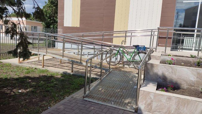 В рамках партийного проекта «Единая страна-доступная среда» сотрудниками администрации было проведено обследование пандуса станции переливания крови