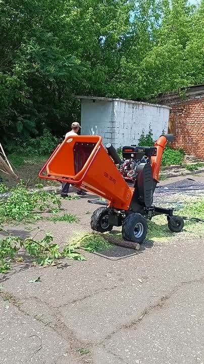 Ресурсоснабжающие организации Ленобласти передали технику Енакиево для подготовки к отопительному сезону