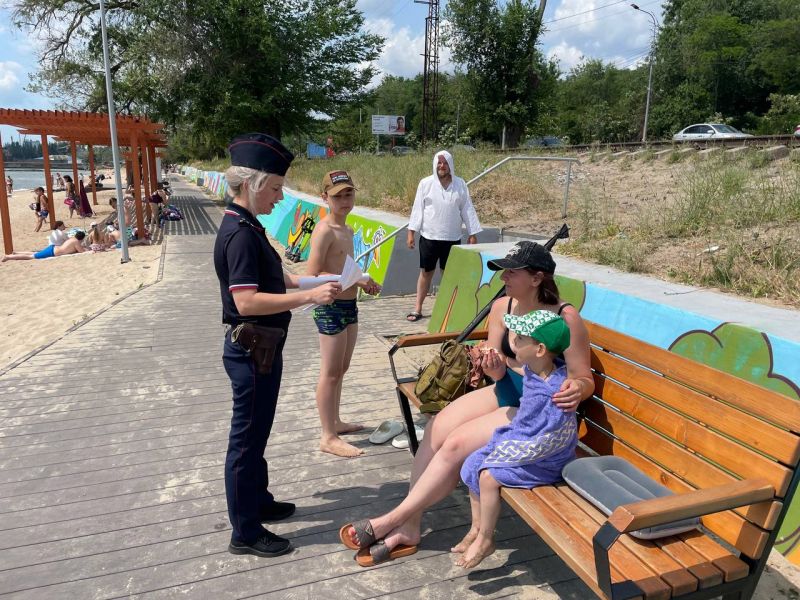 В Мариуполе сотрудники полиции проводят профилактическую работу с гражданами, отдыхающими на водоемах