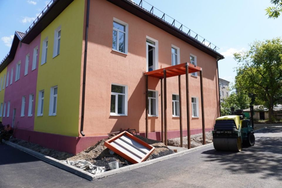 Олег Трофимов: Возрождаем Донбасс вместе! Сахалинская область преображает территорию детского сада в Шахтерске