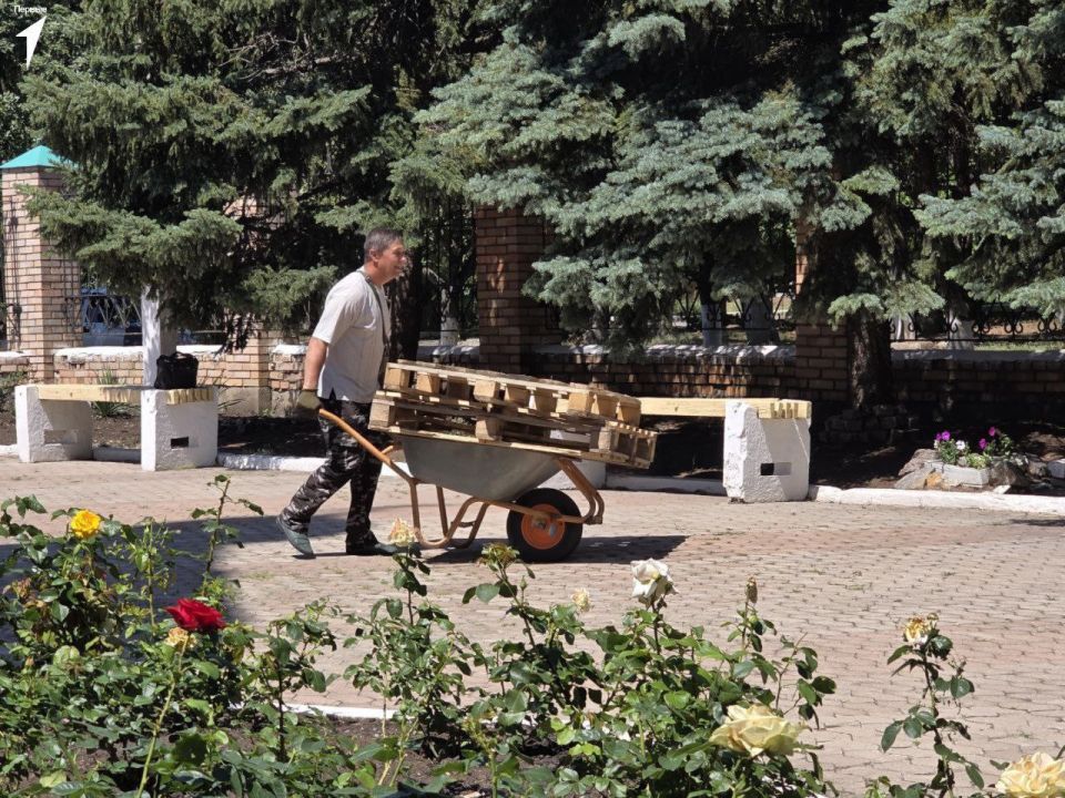 Молодежь Докучаевска помогает наводить порядок в храме