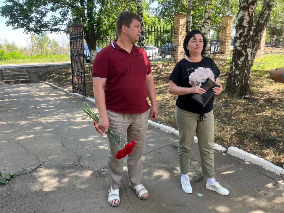 Сегодня в рамках партийного проекта Единой России "Выбирай свое" на здании ГУП ДНР "Вода Донбасса" была размещена табличка "Рабочее место героя" в память о сотруднике Виталии Оленченко