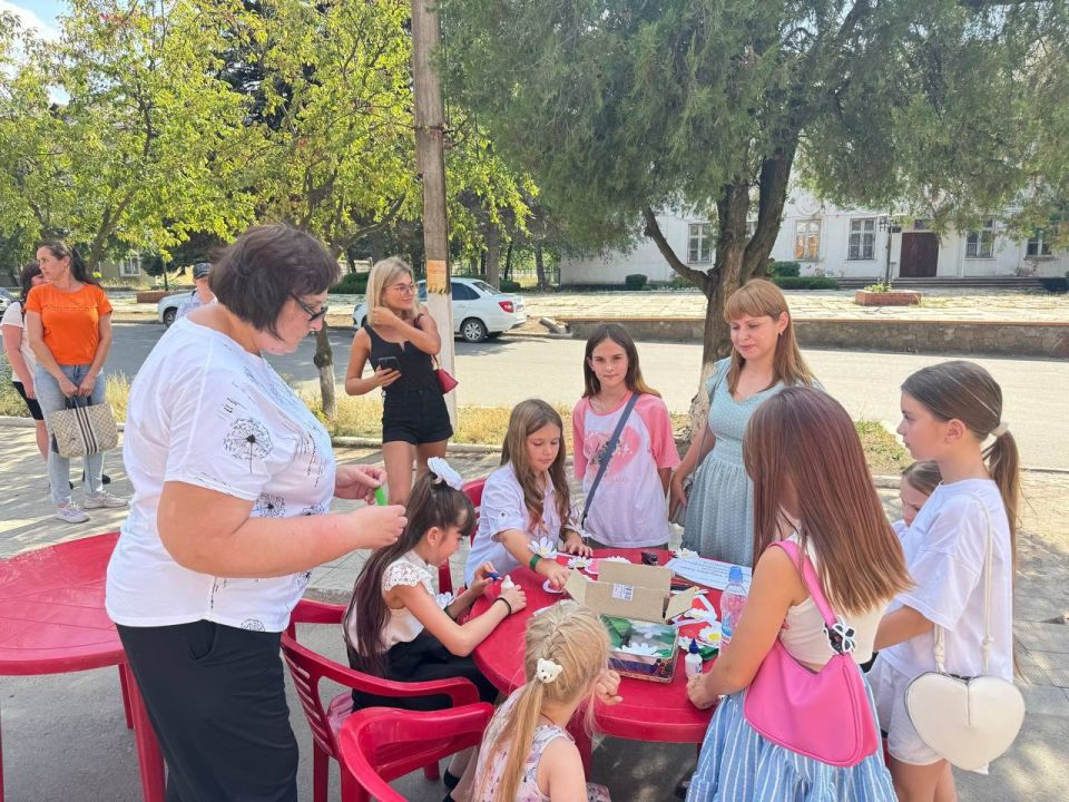 8 июля на площади Зугрэсского ГДК прошёл праздничный концерт ко Дню семьи, любви и верности