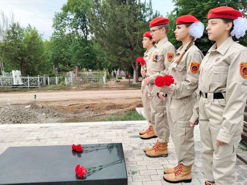 МЫ ПОМНИМ. Рудницкий Иван, Ручий Лилия, Рудницкий Богдан, Михайлик Елизавета, юнармейцы г.о. Макеевка, принимают участие в акции "Мы помним"