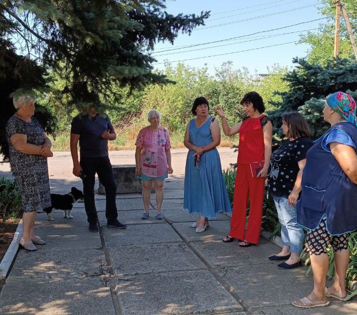 Заместитель главы администрации Амвросиевского муниципального округа Елена Крюкова встретилась с населением с. Новоивановка