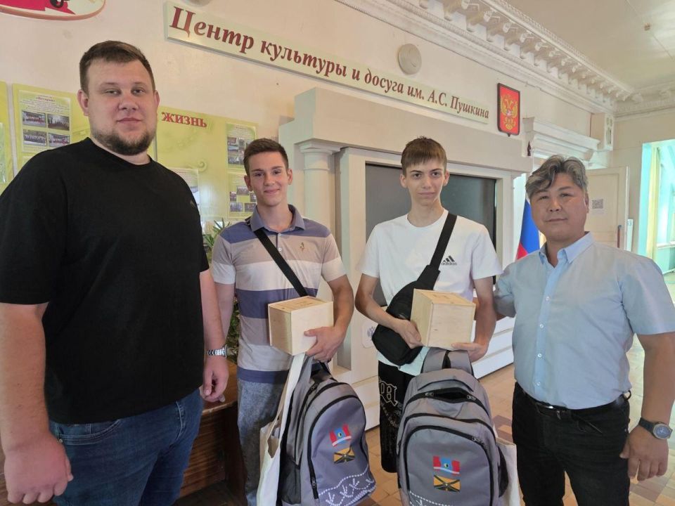 Якутия вручила подарки двум юным докучаевцам