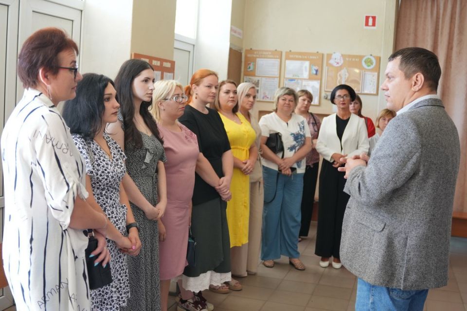 Олег Трофимов: По поручению Главы ДНР встретился с родителями и педагогами Кировского района столицы