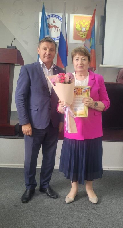 Благодарности от главы Докучаевска вручили учителям Якутии