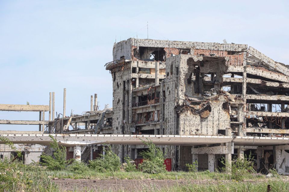 Денис Пушилин дал ряд поручений Минтрансу, связанных с подготовкой к восстановлению донецкого аэропорта