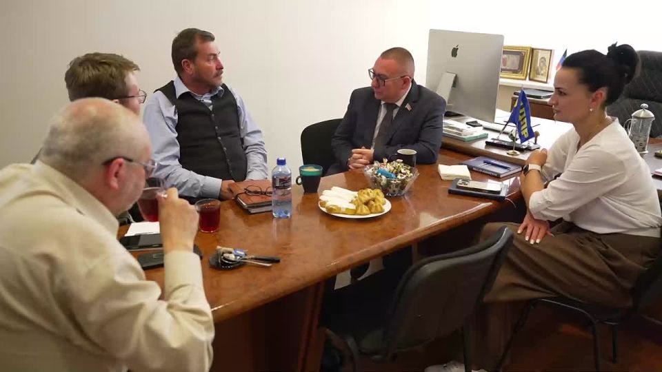 Андрей Крамар: В штаб-квартире ЛДПР в ДНР вновь встретились с гостем нашей Республики Саймоном Рочем – земляком Илона Маска и очень интересным собеседником