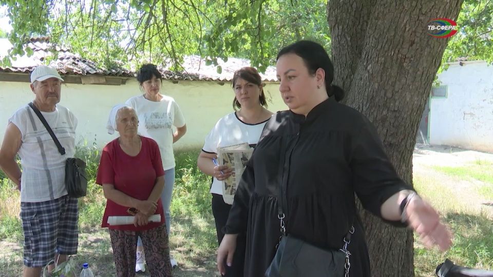 Сход граждан на улице Адамца