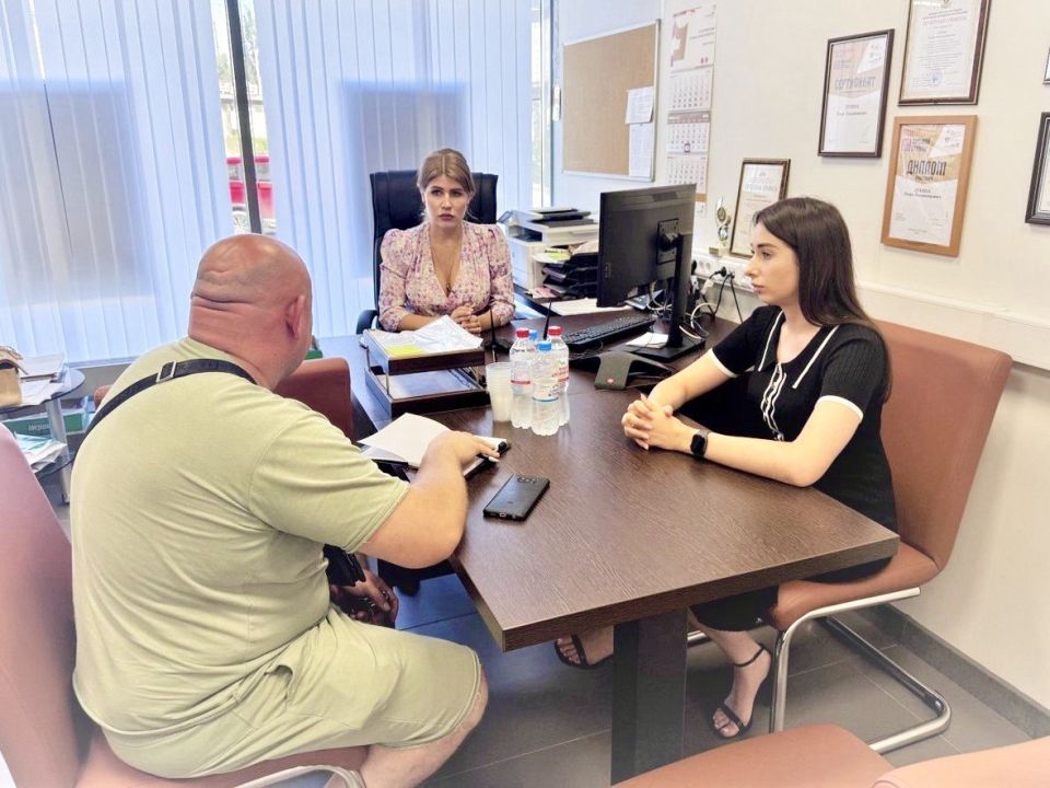 10 июля 2025 года в отделении МФЦ г. Енакиево состоялся личный прием И.о. руководителя ГБУ "МФЦ ДНР" Полины Кувалдиной