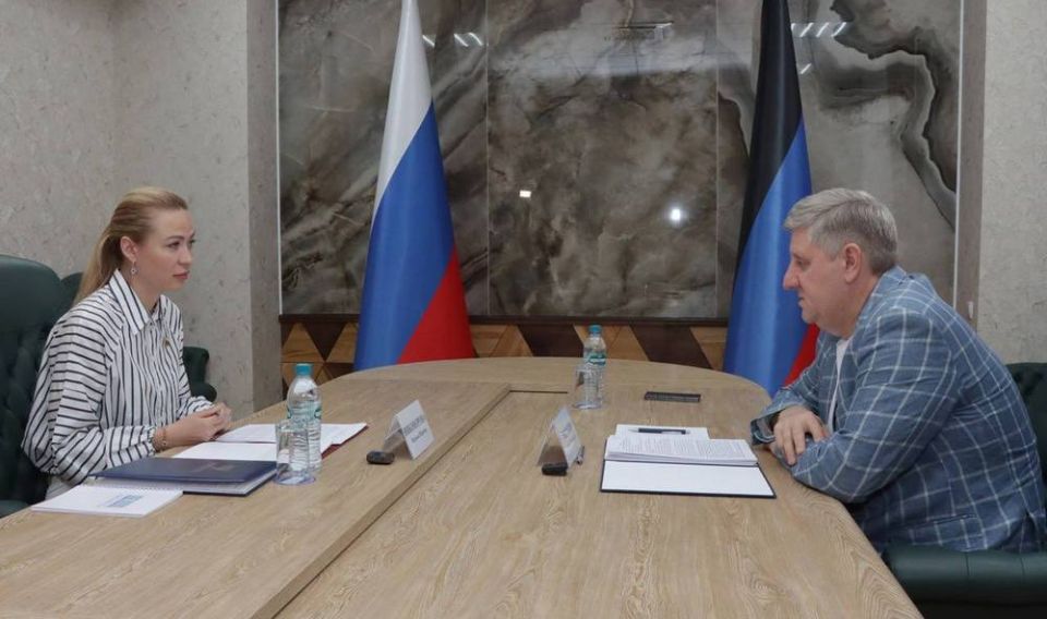 Андрей Чертков провел рабочую встречу с сенатором от ДНР Натальей Никоноровой, на которой обсудили необходимость продления по отдельным направлениям переходного периода для интеграции ДНР с РФ, который заканчивается 1 января...