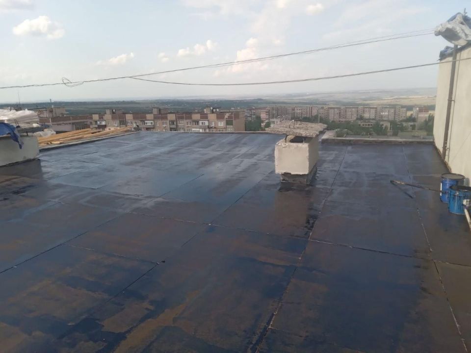 Виктория Жукова: Подрядчики Нижегородской области продолжают ремонт кровли жилого дома в Харцызске