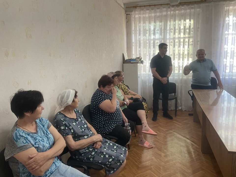 Начальник Михайловского территориального отдела Администрации Тельмановского муниципального округа при участии представителя Общественного совета провели встречу жителями села Михайловка
