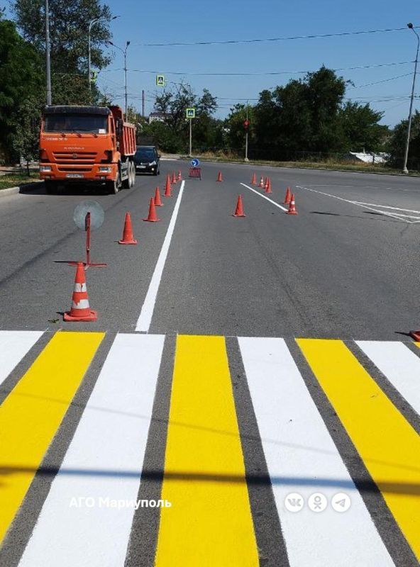 Дорожники обновили разметку пешеходного перехода в центре города