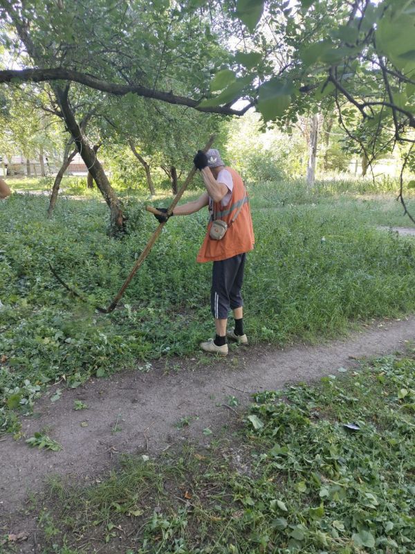 Сегодня, 10.07.2025 года, силами сотрудников жилищно-коммунальных предприятий Пролетарского внутригородского района г. Донецка были выполнены следующие работы: