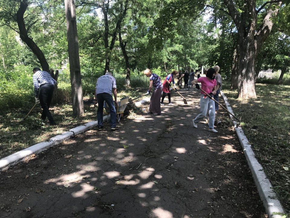 Юрий Будрин: Сегодня, 10 июля 2025 года, в рамках проекта «Городская среда», реализуемого Единой Россией сотрудники общеобразовательных учреждений Кировского района приняли участие в традиционной экологической акции «Чистый...