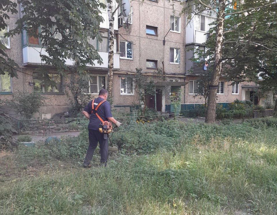 В Кировском внутригородском районе продолжаются работы по покосу травы